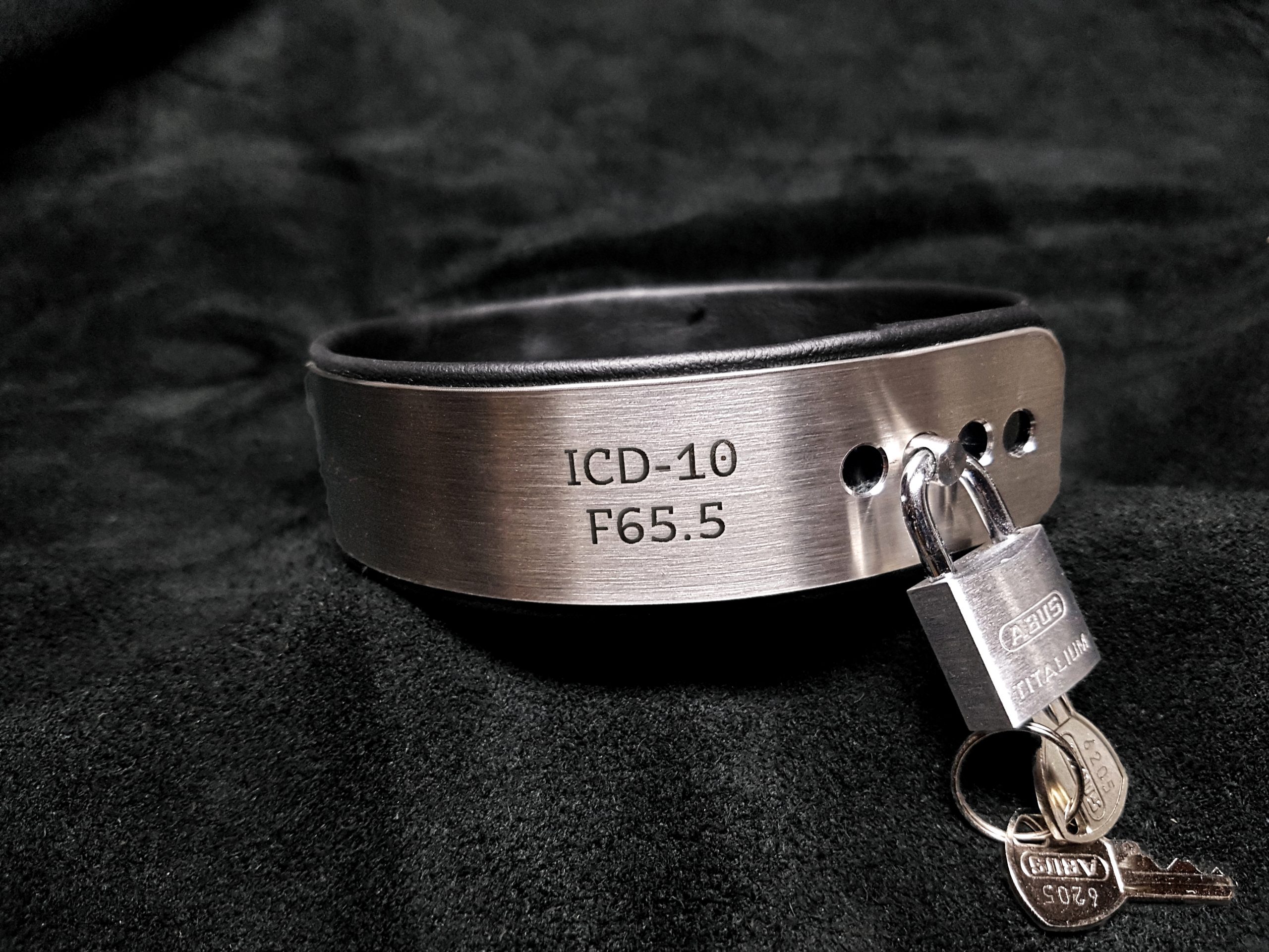 BDSM Halsband aus Edelstahl mit individueller Gravur als Handgravur oder elektro/chemisch